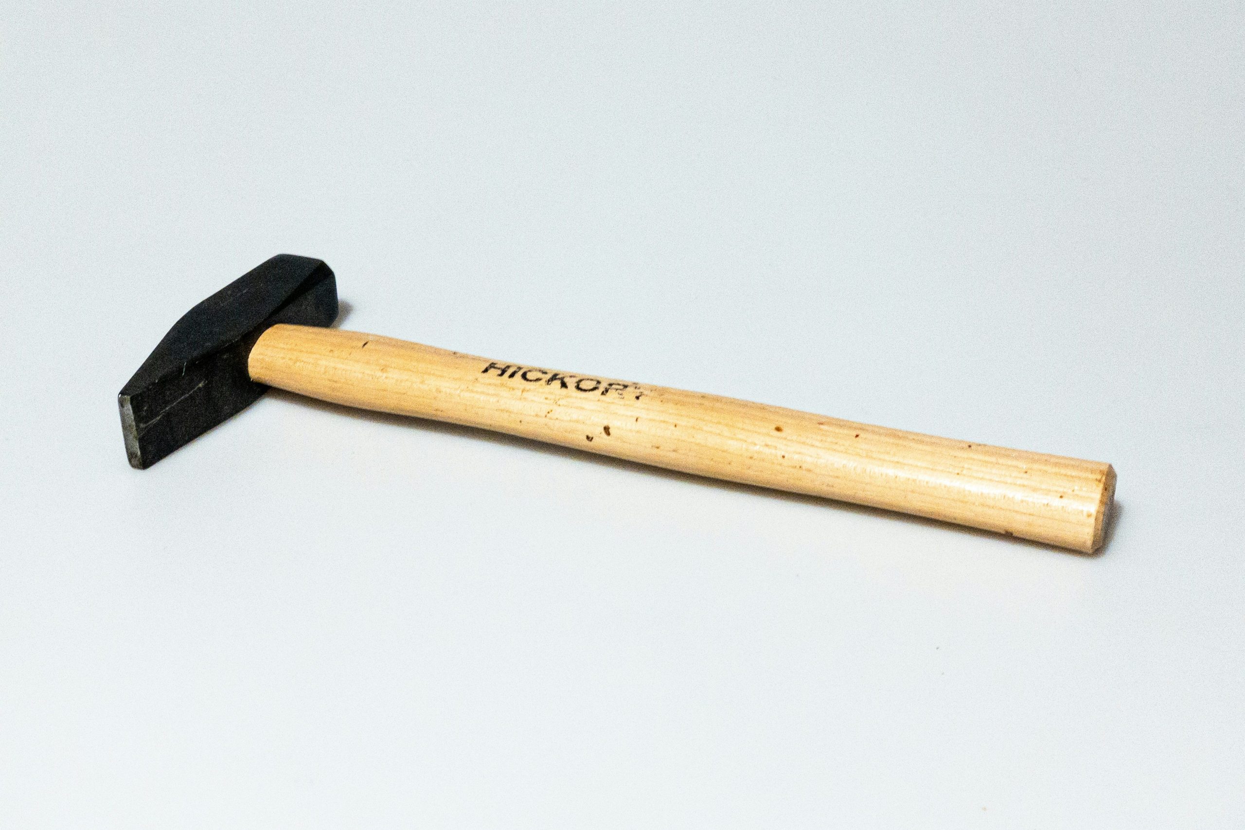 Klassischer Hammer mit Holzgriff für Familienprojekte
