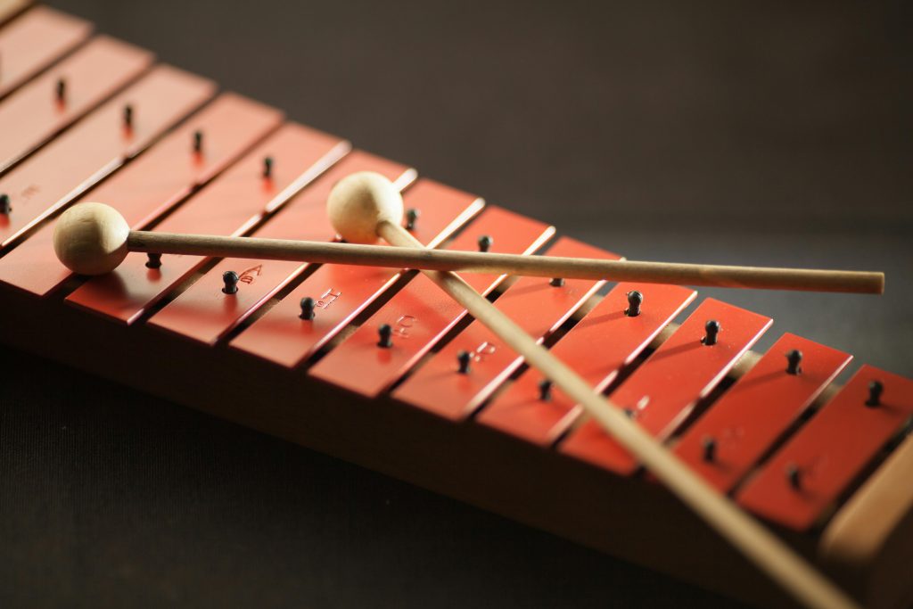Nahaufnahme eines klassischen Xylophons mit zwei Holzschlägeln – Beispiel für das Instrument